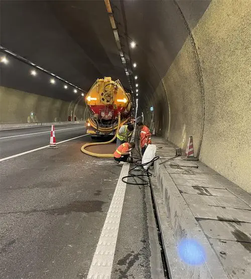 涪城隧道排水渠清淤